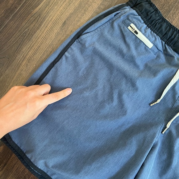 Vuori Banks Short Men's Charcoal Engineered Stripe Athletic Shorts Size Large - Picture 9 of 11